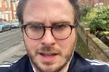 Nakon teške prometne nesreće preminuo poznati komičar Gareth Richards: 'Doktori i sestre su učinili sve, ali...'