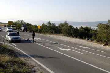 Prometna nesreća na Jadranskoj magistrali: Automobil se prevrnuo na krov, jedna osoba prevezena u bolnicu