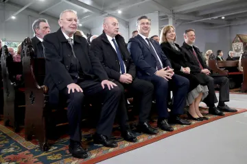 Na uskrsnoj misi, s osmijehom od uha do uha pojavili se i brojni političari. Neki su poveli i supruge