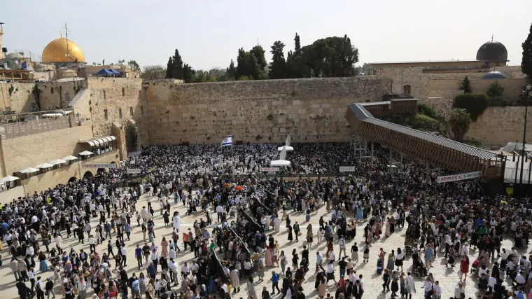 Nakon napete noći u kojoj su prema Golanskoj visoravni lansirane i rakete, tisuće u molitvi pred jeruzalemskim Zidom plača