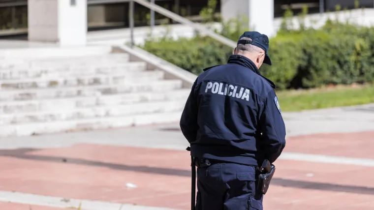 Pod utjecajem alkohola upravljao vozilom, rezultat -  auto zavr&scaron;io na krovu, ozlijeđeno malo dijete