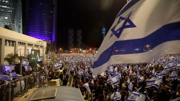 Netanyahu prvo otpustio pa povukao ostavku svog ministra obrane. Predomislio se zbog prosvjednika?