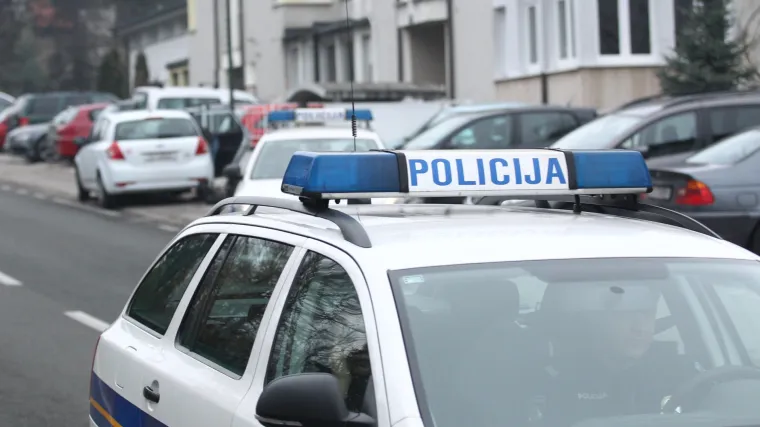 Mladić (27) u Slavonskom Brodu pijan udario tri parkirana auta pa pobjegao