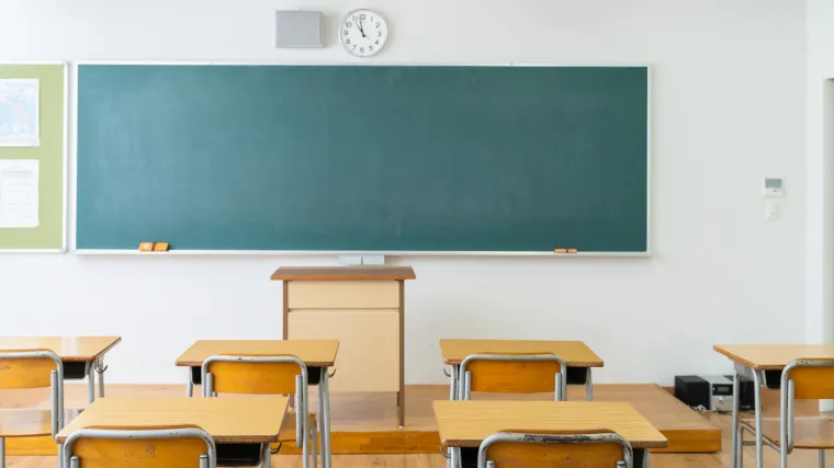 Sjećate se profesora koji je mlade Amerikance tražio da napišu vlastite osmrtnice. Dobio je otkaz