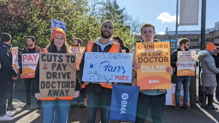 Dr. Naranđa prosvjedovao u Hrvatskoj, a sad je u Britaniji i opet prosvjeduje: 'Ispadam kao zlikovac, ali borim se!'