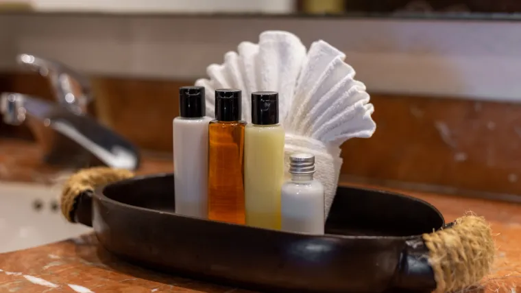 OK je pojesti čokladicu s jastuka u hotelskoj sobi, ali smijete li ponijeti pauče ili &scaron;ampon? Evo detaljnih uputa