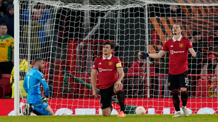 Pogledajte dva komična autogola kojima je Manchester United ispustio pobjedu u zadnjim minutama utakmice