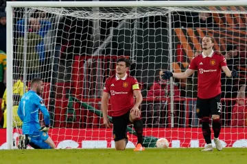 Pogledajte dva komična autogola kojima je Manchester United ispustio pobjedu u zadnjim minutama utakmice