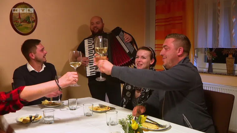 Iznenađenje Karlove večeri bio je bivši natjecatelj 'Večere za 5 na selu': Ivan Krizmanić zasvirao harmoniku