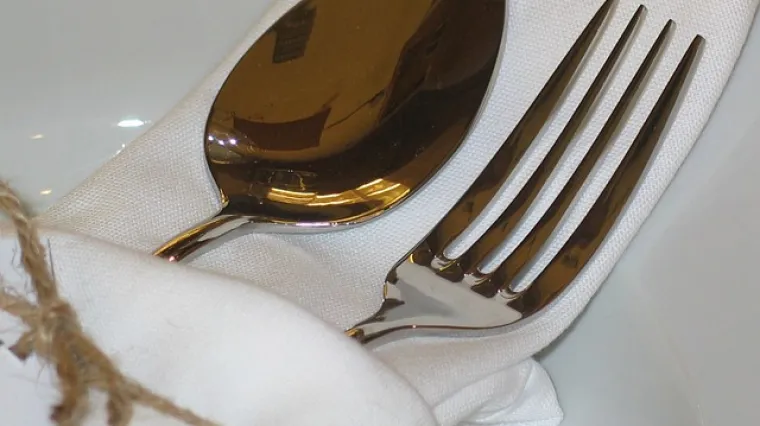 Kratki vodič za pravilno postavljanje stola u restoranu