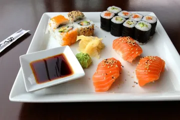 Što je sushi? Koji su osnovni sastojci za sushi?