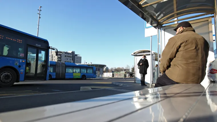 Nesreća na okreti&scaron;tu Črnomerec: Žena zavr&scaron;ila pod kotačima autobusa, na terenu hitna i policija