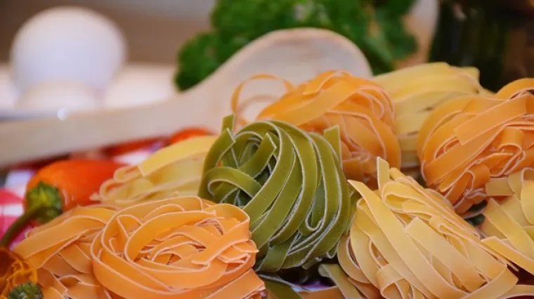 Zeleni rezanci s kozicama na crveno - recept i priprema