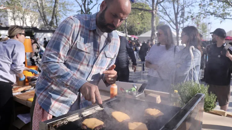 Sline ce vam krenuti od ovih prizora: Pogledajte u kakvim slasnim burgerima i delicijama uživaju Splićani