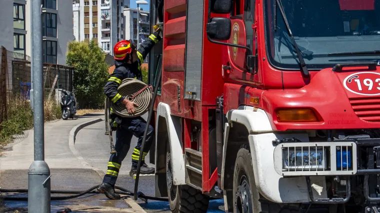 Izgorio jo&scaron; jedan automobil. Ugasili ga na parkirali&scaron;tu u Puli