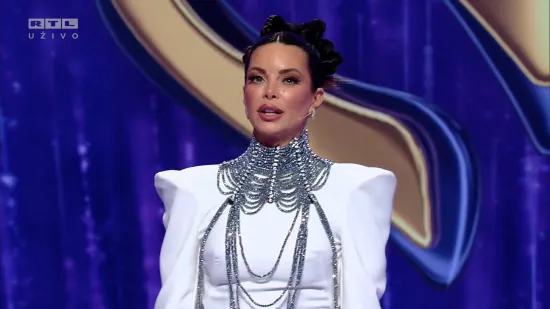 Prekrasna bijela haljina i zanimljivi detalji: Nikolina otvorila polufinalnu emisiju i opet fascinirala svojim outfitom!