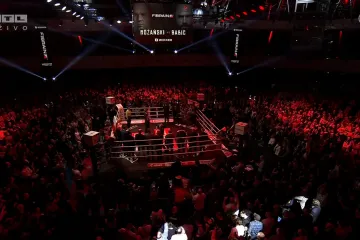 Lukasz Rozanski ponosno slušao himnu Poljske