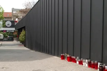 Zapaljeni lampaši ispred kluba za ubijenog Sablju. Uhićenom dvojcu određen jednomjesečni pritvor