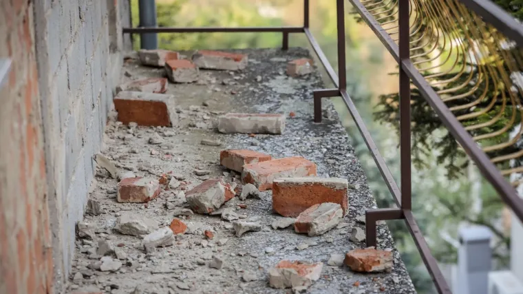 Bizarna nesreća na Rabu: Uru&scaron;io se balkon kuće, te&scaron;ko ozlijeđene helikopterom prevozili u Rijeku