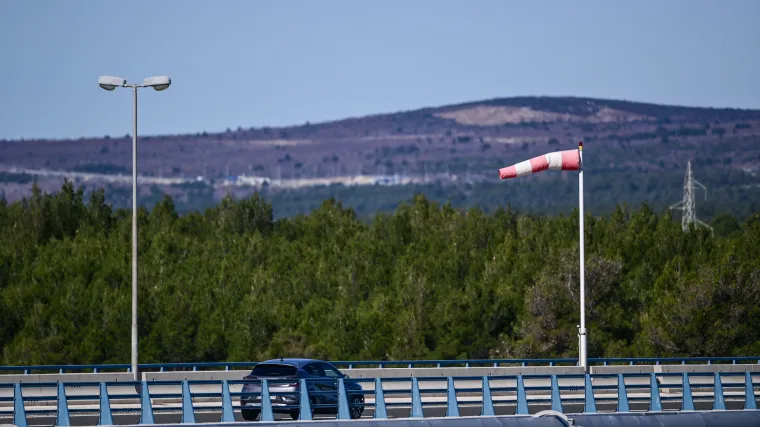 Zbog olujnog vjetra promet je dopu&scaron;ten samo za osobna vozila na dijelu autoceste A1, ima i prometna