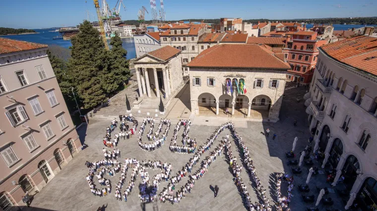 Učenici, studenti, građani svi su na pulskom Forumu napravili predivnu fotografiju