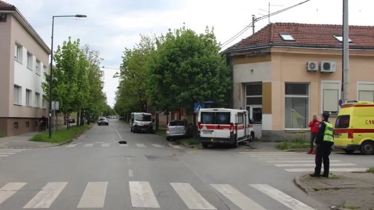 Šest osoba ozlijeđeno u teškoj nesreći u Slavonskom Brodu. Sanitet se zabio u kuću