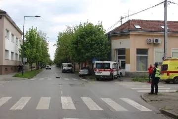 Šest osoba ozlijeđeno u teškoj nesreći u Slavonskom Brodu. Sanitet se zabio u kuću
