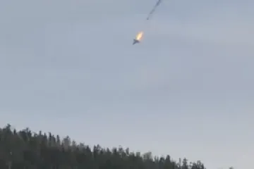 Dramatične snimke: Pogledajte kako se ruski borbeni avion zapalio u letu i srušio