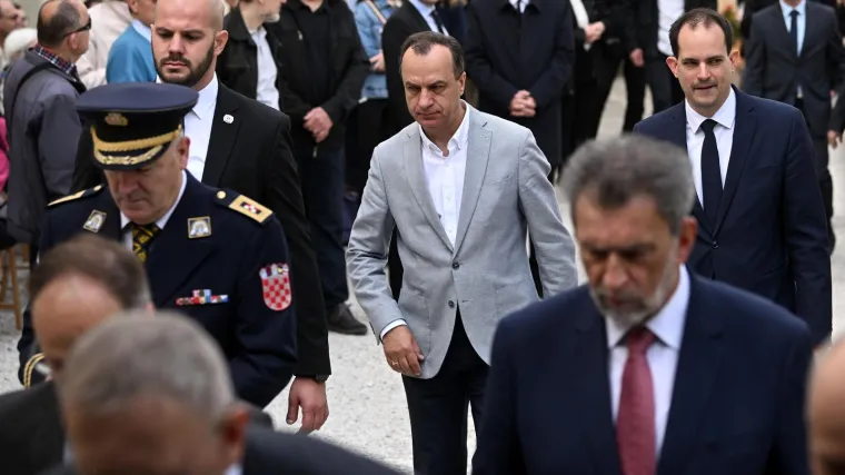 Kutleša preuzeo službu nadbiskupa: Na svečanom misnom slavlju pojavili se i brojni političari