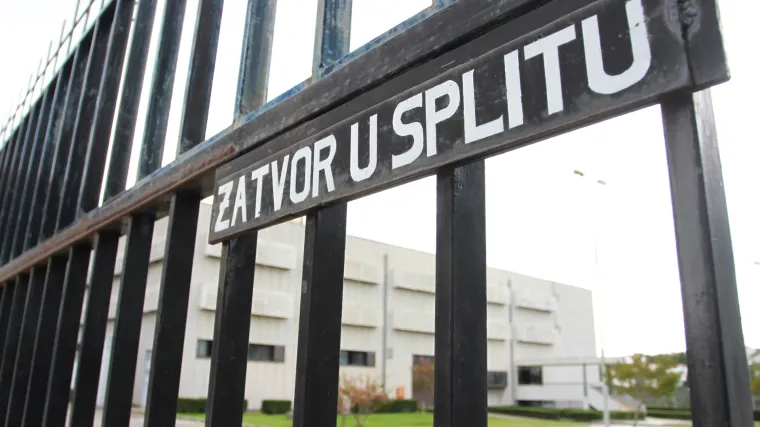 Mladić iz Splita završio iza rešetaka: Prijetio kolegama smrću, kasnije se snimao s bombom u ruci