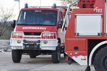 Mladić (20) zapalio kutnu garnituru, izbio požar, muškarac (50) teško ozlijeđen leži na Traumatologiji