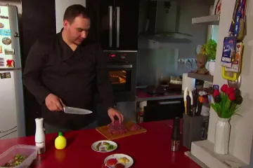 Biste li ga probali? Sirovo meso na tanjuru - rizik na koji je Igor bio spreman!