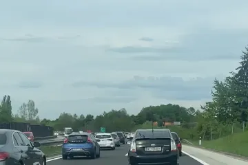 Brojni Hrvati u povratku s produženog vikenda zapeli u prometnim gužvama. Kolone su kilometarske