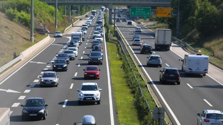 HAK poslao upozorenje vozačima: Na A1 uočeni konj i pas