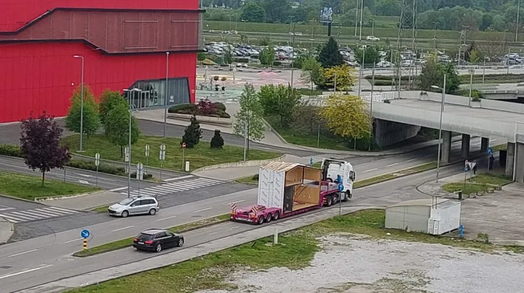 Mjerili su, proučavali pa odlučili da je s mobilnom kućicom sigurno proći kroz podvožnjak. Oh kako su se prevarili