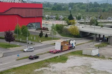 Mjerili su, proučavali pa odlučili da je s mobilnom kućicom sigurno proći kroz podvožnjak. Oh kako su se prevarili