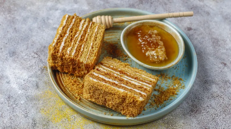Olak&scaron;ajte sebi blagdane: Napravite medenu pitu s gotovim korama