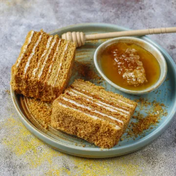 Olak&scaron;ajte sebi blagdane: Napravite medenu pitu s gotovim korama