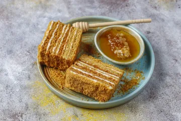 Olak&scaron;ajte sebi blagdane: Napravite medenu pitu s gotovim korama