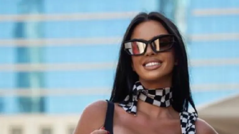 Nakon crveno-bijelih kockica, Ivana Knoll sada je u crno-bijelim i bodri vozače Formule 1. Opet je u centru pažnje