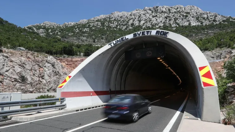 Muškarac koji je sudjelovao u nesreći u tunelu Sveti Rok životno ugrožen. Operirali ga sinoć
