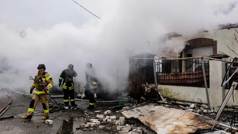 U ruskom granatiranju Hersonske oblasti preminulo je 16 ljudi: Pogođen je hipermarket, a eksplozije su raznijele i željezničku postaju