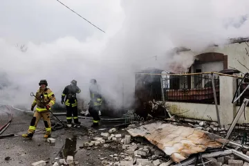 U ruskom granatiranju Hersonske oblasti preminulo je 16 ljudi: Pogođen je hipermarket, a eksplozije su raznijele i željezničku postaju