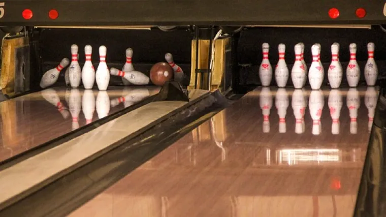 Koja je osnovna razlika između kuglanja i bowlinga?