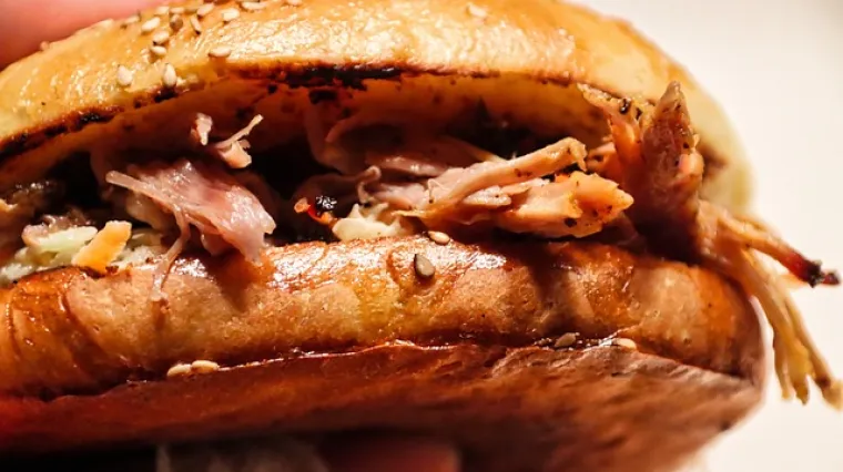 Recept kako pripremiti trganu svinetinu za sendvič