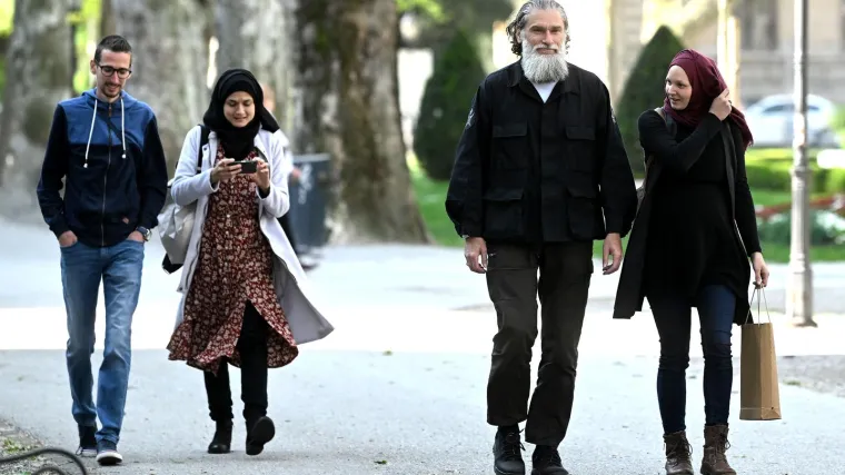 Francišković stigao na sud u društvu trudne supruge Lane: Potvrđena im je optužnica