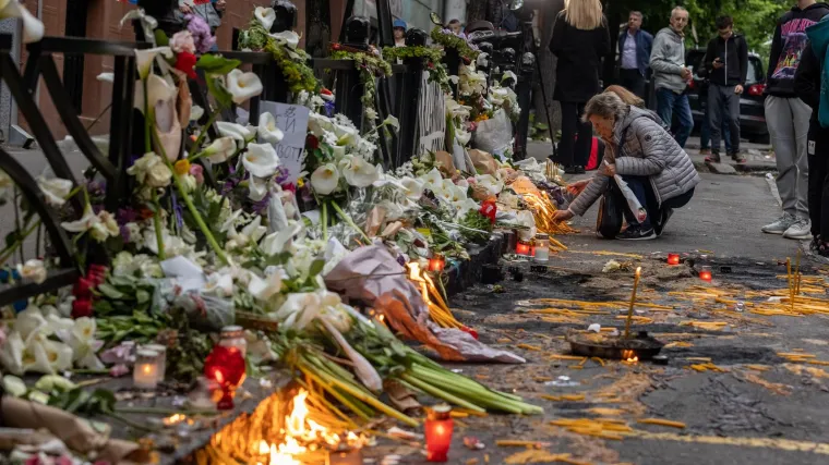 Stotinu mladih ispred zgrade u kojoj živi ubojica: 'Sestra na&scaron;eg prijatelja je ubijena. Želimo samo jedno'