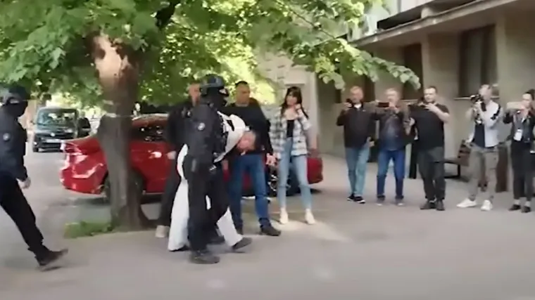 VIDEO Osumnjičenik za masovna ubojstva kod Mladenovca u čarapama i kombinezonu doveden u policiju
