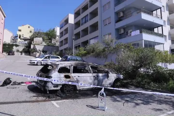 Automobil planuo i potpuno izgorio usred noći na parkiralištu u Makarskoj