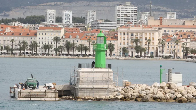 U Splitu za dlaku kruzer udario u trajekt. Kapetan 'zaradio' veliku novčanu kaznu